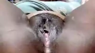 Tamil girl black pussy showing and fingering viral clip