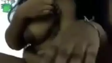 After taking a shower the Desi cutie drops the towel to show XXX parts