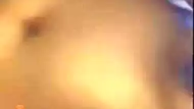 Amateur porn video where the Desi wench willingly shows big tits and pussy