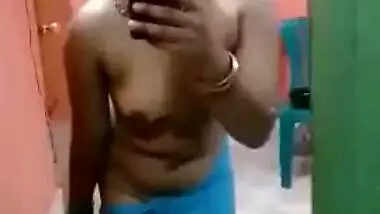 Amateur Desi gal takes off sari to show all her perky XXX assets