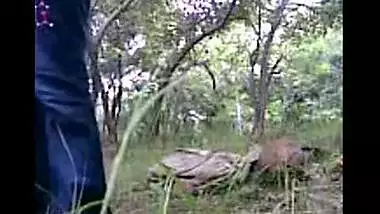 College desi girl do quick outdoor sex with her Indian senior buddy