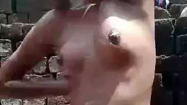 Sexy 18-year-old desi girl’s erotic bathing video