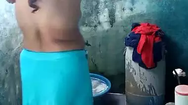 Mature aunty topless bathing caught on camera