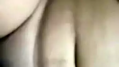 Fat Desi woman solo XXX show where she is nailed by guy on the floor