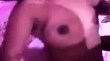 Bihari Desi XXX babe gives a nice blowjob to her father’s friend MMS