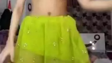 Astonishing Indian bitch dancing topless on cam