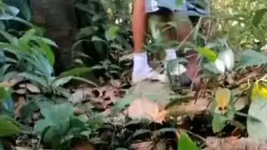 Guy enjoys GF’s pussy under a tree in Indian outdoor sex