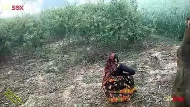 Village aunty sex - Indian MILF slut enjoys playing with her cunt in the forest