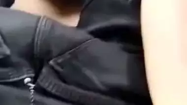 Desi lady in car shows naked body in viral outdoor sex