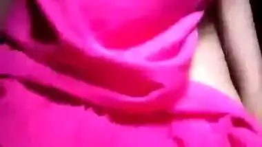 Desi XXX girl in pink plays with her own boobs and nipples in MMS video