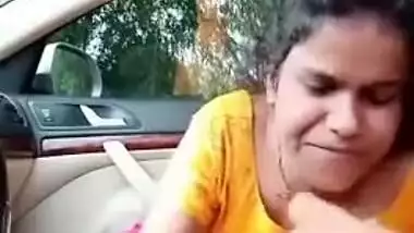 Housewife enjoys every second of oral XXX sex in Desi driver's car