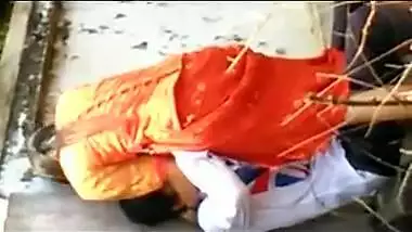 HD sex video of a young couple enjoying a quick outdoor fuck