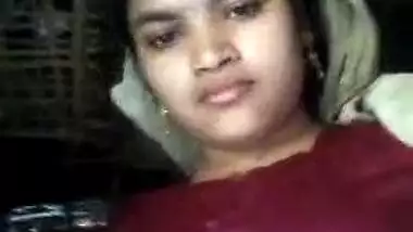 Young Desi peasant girl squats showing shaved XXX cave in amateur sex video