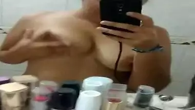 Girl films Desi XXX video where she touches tits in front of a mirror
