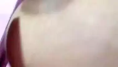 Bengali girl playing with boobs and pussy viral videos