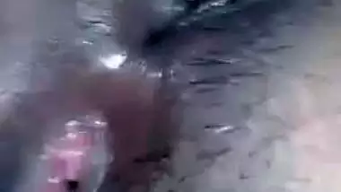 Desi nympho makes her own MMS video where she exposes XXX body parts