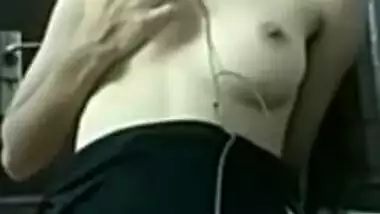 Whore presses XXX toy to trimmed twat in her own solo Desi porn show