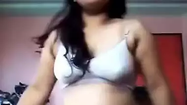 Desi wife exposes round ass and saggy tits for all the XXX watchers