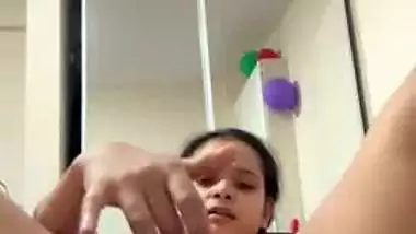 Indian nude babe records her fingering MMS for fun