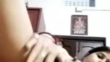 Sexy Bengali beauty rubbing her pussy video