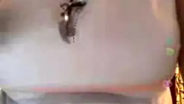 Hot desi indian bhabi shaking her sexi ass &boobs on bigo live...1