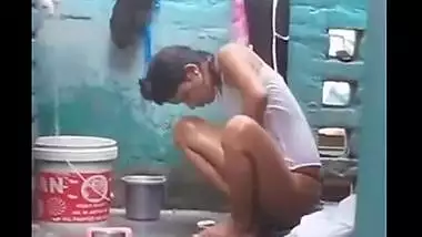 Amateur girl lets he lover watch as she takes a bath outdoors