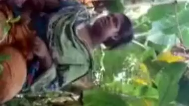 Desi MMS video of horny dude fucking mature XXX slut in the woods